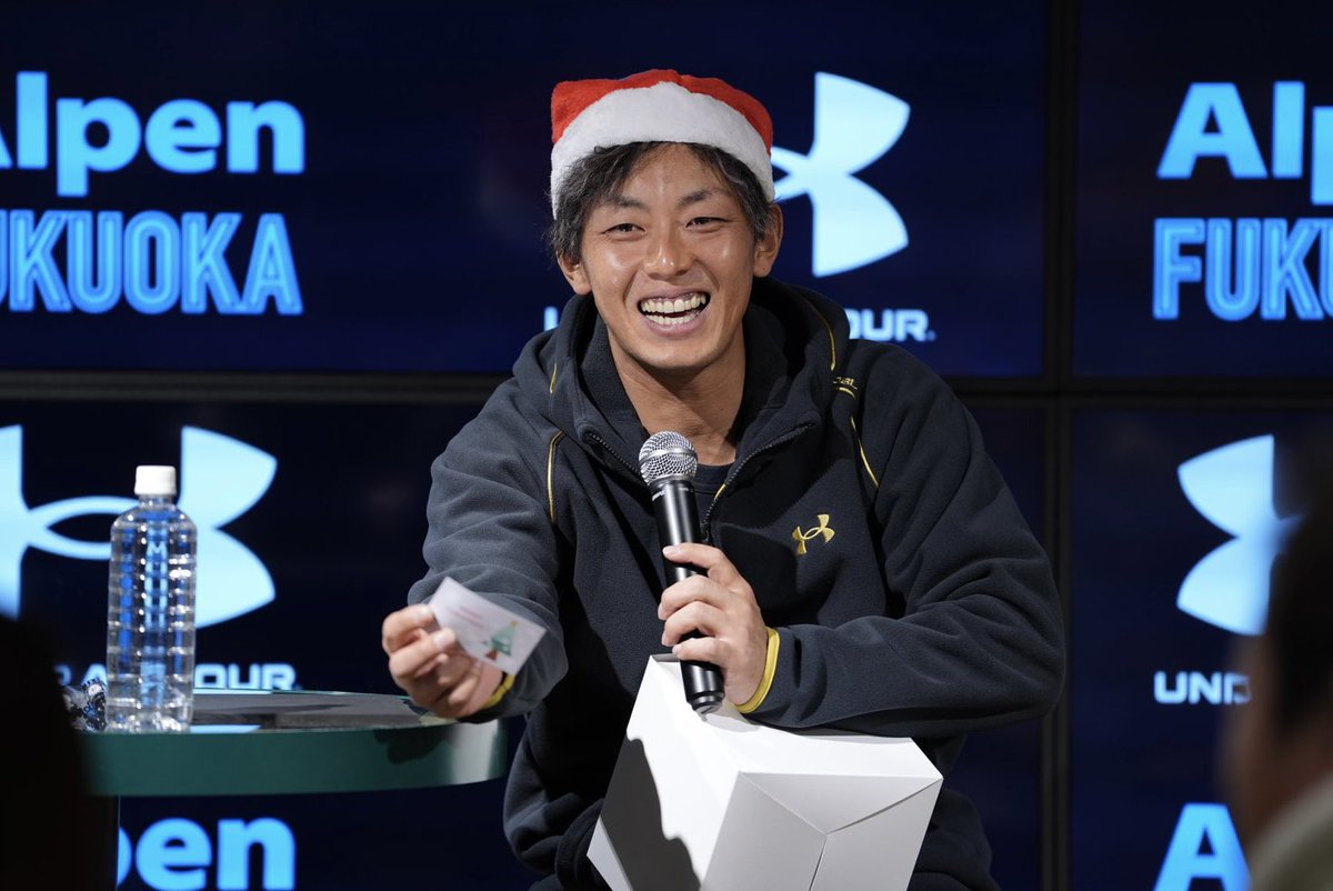 takafullc2's tweet photo. 【トークショー】

Alpen FUKUOKAにてUNDER ARMOUR主催の
「今宮健太選手 プレミアムトークショー」が開催されました✨

今年を振り返り来季の目標を明かした #今宮健太 選手、漢字一文字で表すと“咲”

今宮サンタも登場し会場は大盛り上がりでした🎅

#sbhawks #鷹フル https://t.co/jdqN8L2LFg