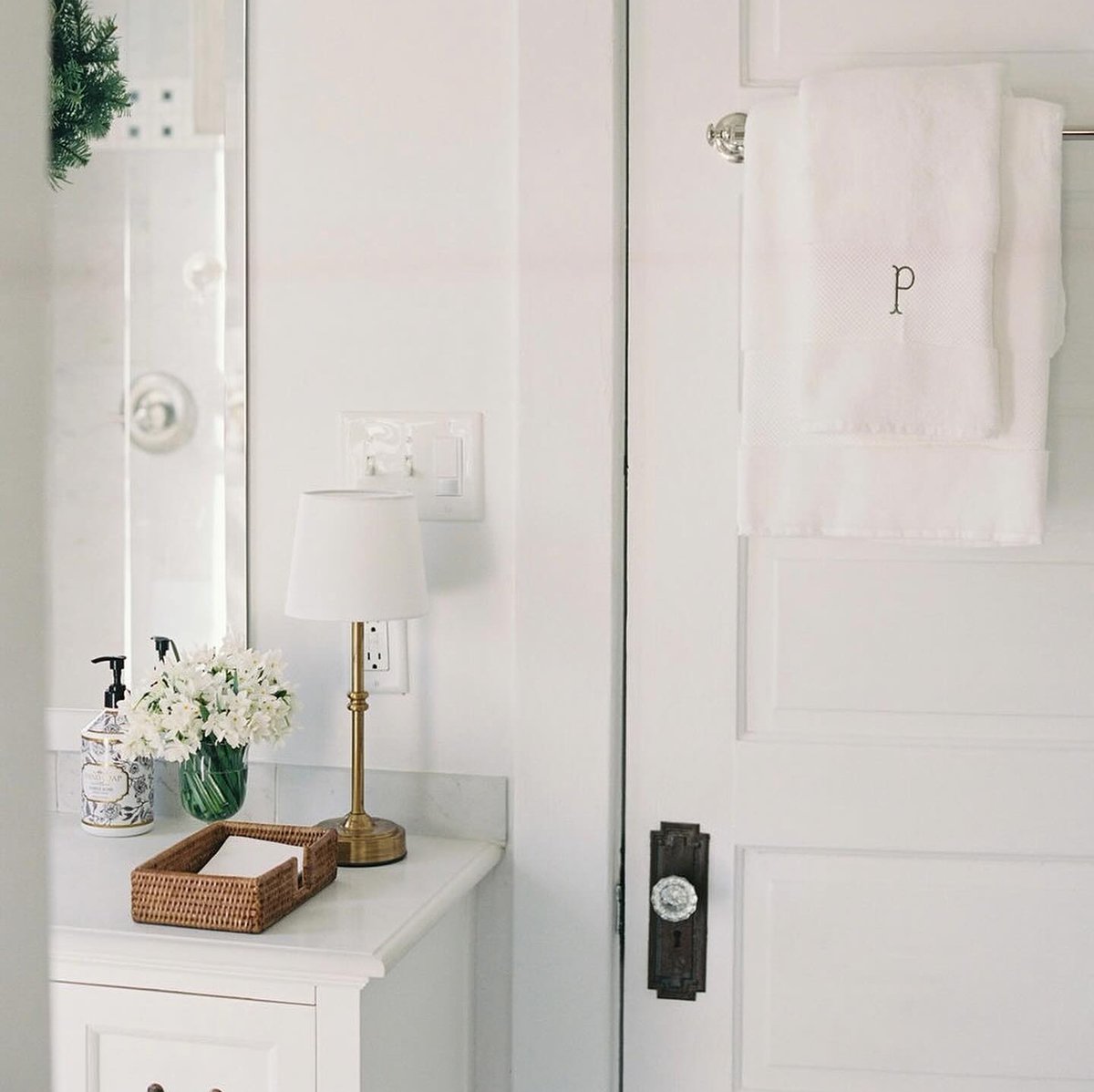 Frontgate's tweet image. Get guest room ready! #regram from @rosestreetliving
📸@rosestreetliving
.
.
.
#frontgate #resorttowel #towels #guestbath #bathroominspo
