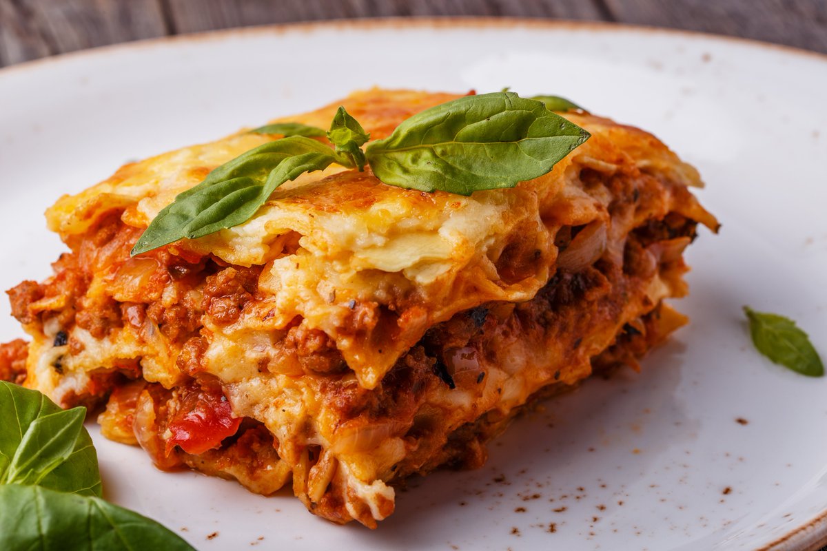 Epiphany wraps up the holidays with flavor! Do you know what Italians eat on January 6th? White Genoese lasagna, cappelletti in broth, and traditional desserts are just the start. 🍝 Learn more and get ready for Epiphany! ✨internationalpasta.org/news/epiphany-…