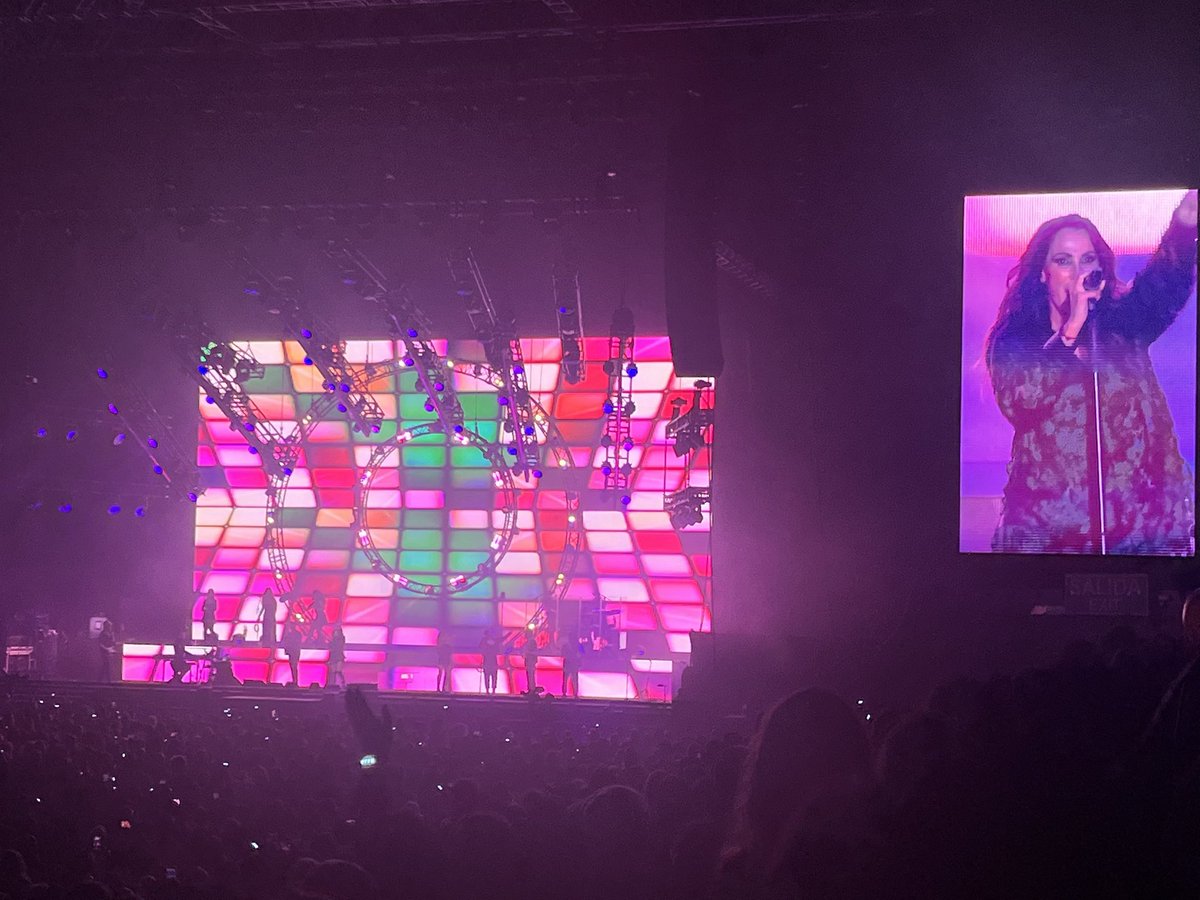 SocAnaB's tweet photo. Tercera vez en un año que vemos a @_MaluOficial_ y como colofón terminar en el @WiZinkCenter
Por muchos más @sgaldor2302
#ATodoSiTourMadrid #ATodoSiWizink #AtodoSi a por los 25 siguientes! https://t.co/AAqVTsOvva