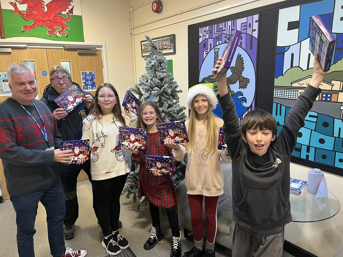 llwynyreos's tweet image. The children were over the moon to receive a box of chocolates  with special thanks to @CarlWorrall and Steve/Garry Davies for their support with this. Diolch am eich caredigrwydd! Even Mr Gornall tried to take a box!