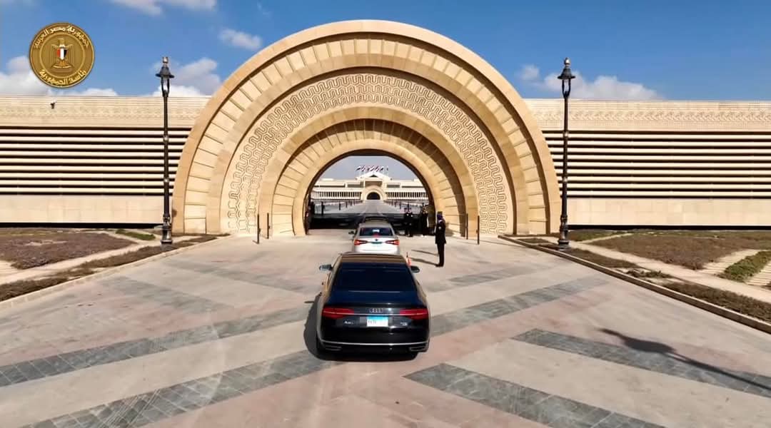 CapitalHomesEG's tweet photo. 🚨الرئيس السيسي يصل مقر انعقاد فعاليات القمة الـ11 لمنظمة الدول الثماني النامية للتعاون الاقتصادي في قصر الرئاسة العامة في العاصمة الإدارية الجديدة https://t.co/zNCF0G6jm7