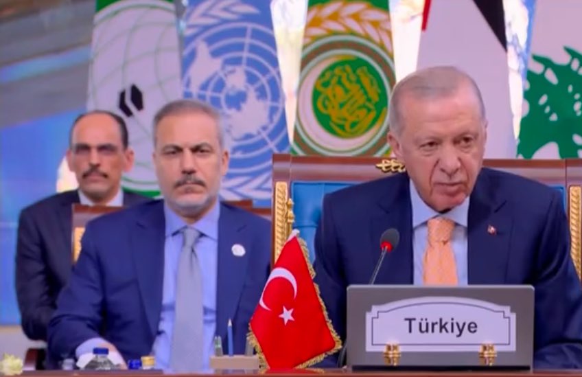 Mısır..
Fotoğrafta en beğendiğim husus Başkan Erdoğan'ın masasındaki "Türkiye" yazısı..
Önceden "Turkey" yazardı.
Artık dünyada "Turkey" diye ülke yok; Aralık 2021'den beri uluslararası toplantılarda Türkiye adı kullanılıyor. Diğer ülkelerin de böyle kullanması zorunlu..