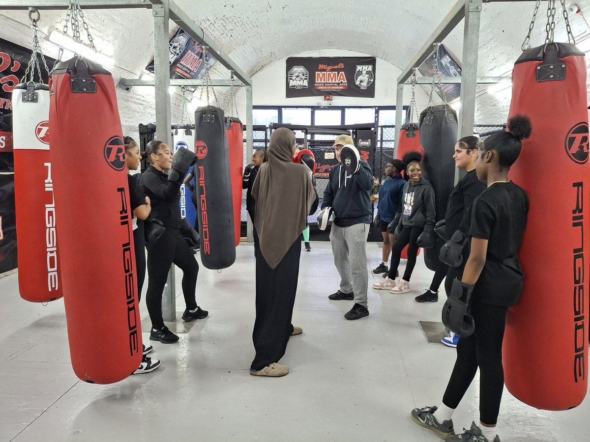 MPSCommunities's tweet image. 6th & final Unite Boxing session @HarrisClapham concludes with a trip to @Miguel'sGym providing a safe space to train & socialise. @metpoliceuk @MPSCommunites @MetTaskforce transition hundreds of young people to grassroots community spaces all working together for a safer London