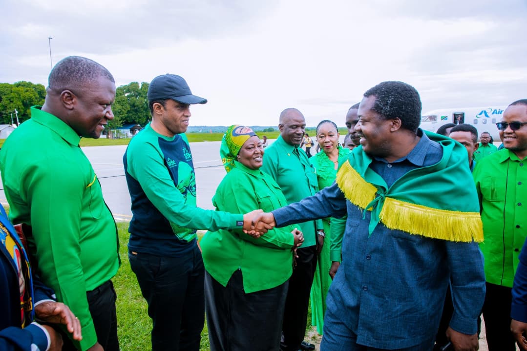 CcmKazini's tweet photo. Katibu Mkuu wa (CCM), Balozi Dkt. Emmanuel John Nchimbi amewasili mkoani Tabora 19/12/2024 kwa ajili ya ziara ya siku mbili, ambapo baada ya kutua Uwanja wa Ndege wa Tabora, na kupokelewa na wenyeji wake, waliiongozwa na Mwenyekiti wa CCM Mkoa wa Tabora Ndugu Said Juma Nkumba. https://t.co/yf9uVTO9Ef
