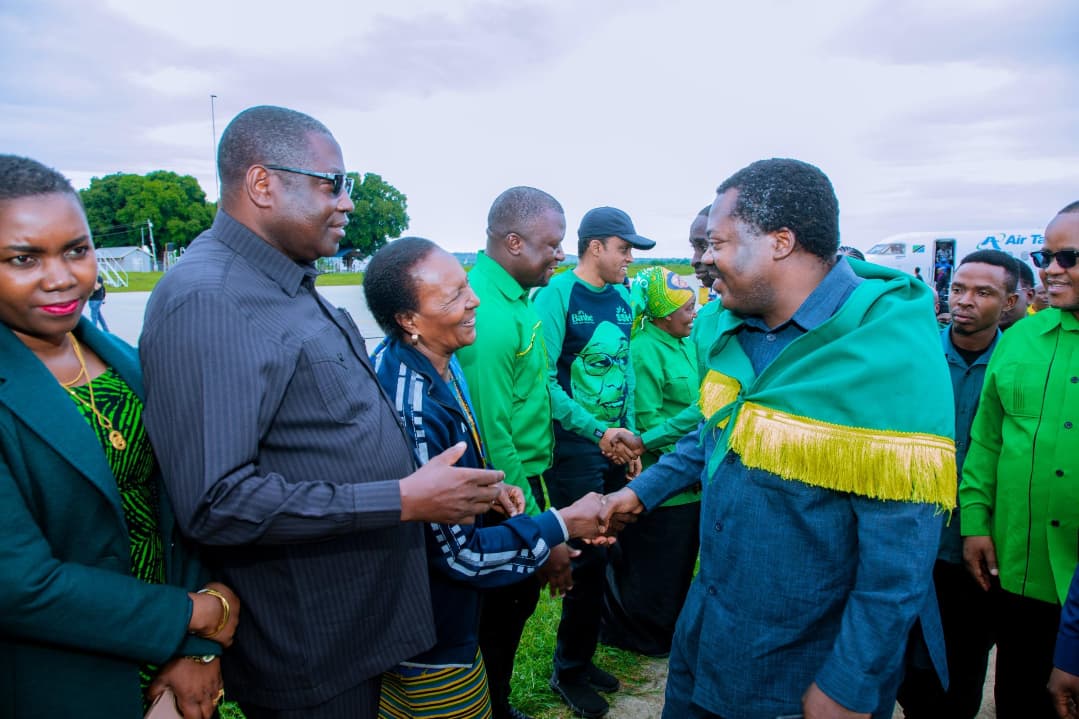 CcmKazini's tweet photo. Katibu Mkuu wa (CCM), Balozi Dkt. Emmanuel John Nchimbi amewasili mkoani Tabora 19/12/2024 kwa ajili ya ziara ya siku mbili, ambapo baada ya kutua Uwanja wa Ndege wa Tabora, na kupokelewa na wenyeji wake, waliiongozwa na Mwenyekiti wa CCM Mkoa wa Tabora Ndugu Said Juma Nkumba. https://t.co/yf9uVTO9Ef
