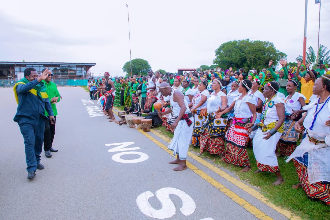 CcmKazini's tweet photo. Katibu Mkuu wa (CCM), Balozi Dkt. Emmanuel John Nchimbi amewasili mkoani Tabora 19/12/2024 kwa ajili ya ziara ya siku mbili, ambapo baada ya kutua Uwanja wa Ndege wa Tabora, na kupokelewa na wenyeji wake, waliiongozwa na Mwenyekiti wa CCM Mkoa wa Tabora Ndugu Said Juma Nkumba. https://t.co/yf9uVTO9Ef