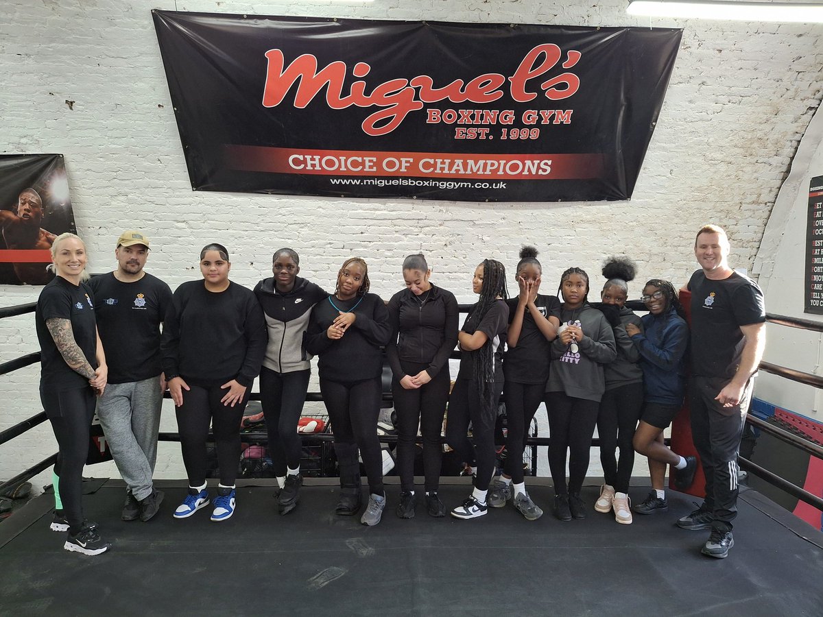 MPSCommunities's tweet image. 6th & final Unite Boxing session @HarrisClapham concludes with a trip to @Miguel'sGym providing a safe space to train & socialise. @metpoliceuk @MPSCommunites @MetTaskforce transition hundreds of young people to grassroots community spaces all working together for a safer London
