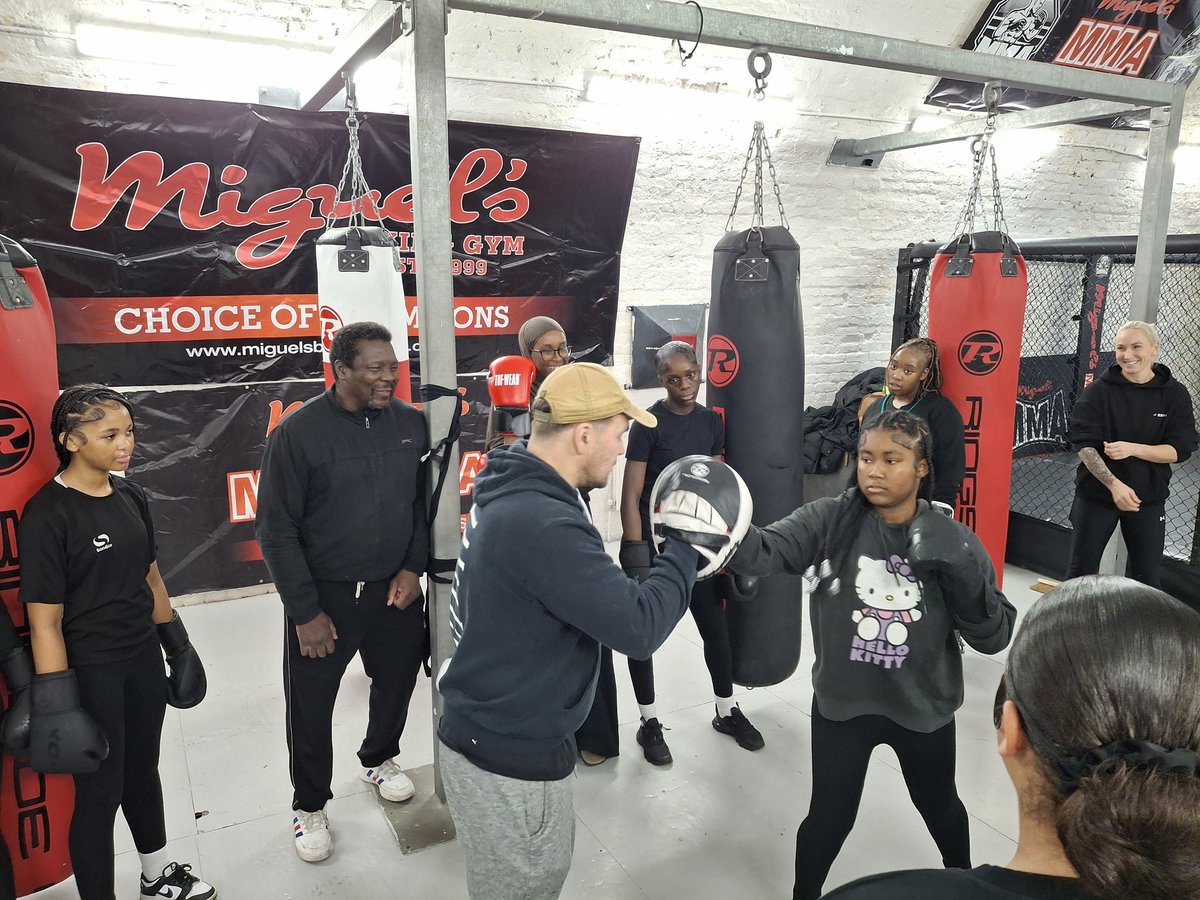 MPSCommunities's tweet image. 6th & final Unite Boxing session @HarrisClapham concludes with a trip to @Miguel'sGym providing a safe space to train & socialise. @metpoliceuk @MPSCommunites @MetTaskforce transition hundreds of young people to grassroots community spaces all working together for a safer London