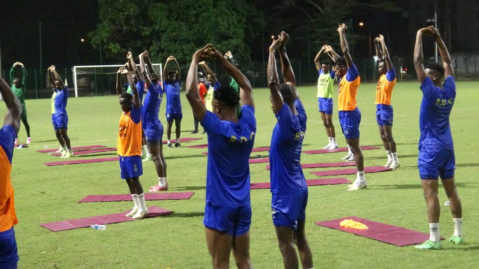 fecofa_kinshasa's tweet photo. Nos Léopards A' ont eu droit ce mercredi 18 dec à deux sessions d'entrainements, la première dans la matinée en salle de gym de Movenpick Hotel d'Abidjan et la seconde à 17h au Lycée Moderne de Cocody. Seance à la quelle ont pris part tous les joueurs.
#AllezY #RDC #RDCongo https://t.co/WKraf9OYA1