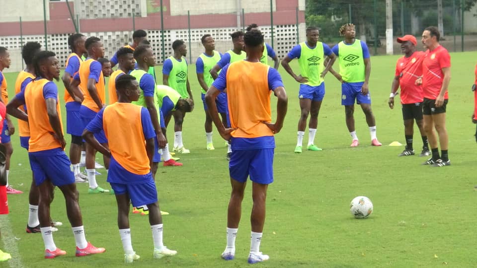 fecofa_kinshasa's tweet photo. Nos Léopards A' ont eu droit ce mercredi 18 dec à deux sessions d'entrainements, la première dans la matinée en salle de gym de Movenpick Hotel d'Abidjan et la seconde à 17h au Lycée Moderne de Cocody. Seance à la quelle ont pris part tous les joueurs.
#AllezY #RDC #RDCongo https://t.co/WKraf9OYA1