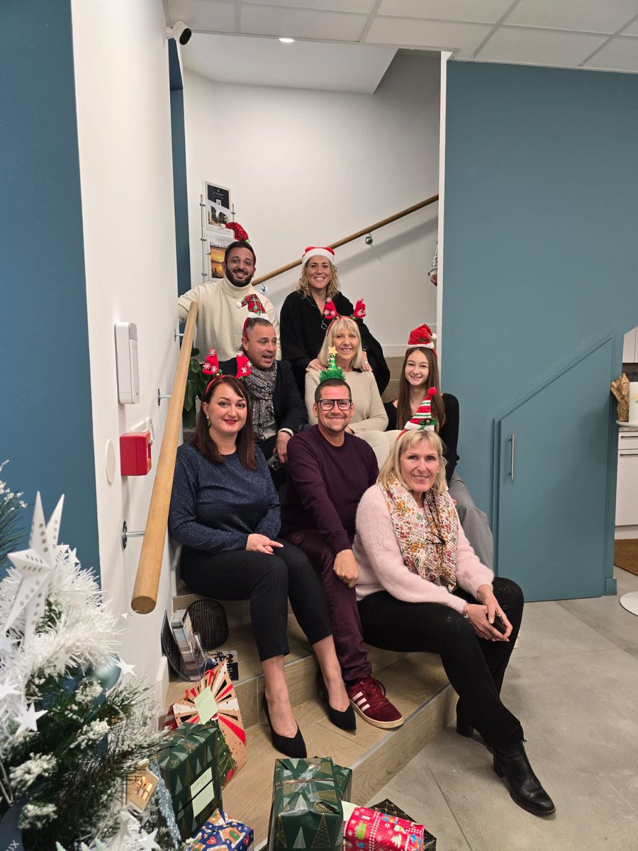 santoniimmo's tweet photo. 🎄✨ Boîtes de Noël solidaires

Nos collaborateurs ont préparé des boîtes de Noël qui seront distribuées par une association locale pour apporter un peu de magie à ceux qui en ont besoin. Merci à tous pour votre générosité, et à Lisa Martinez pour cette belle initiative.❤️🎅🏼 https://t.co/QLD9kt6CG5