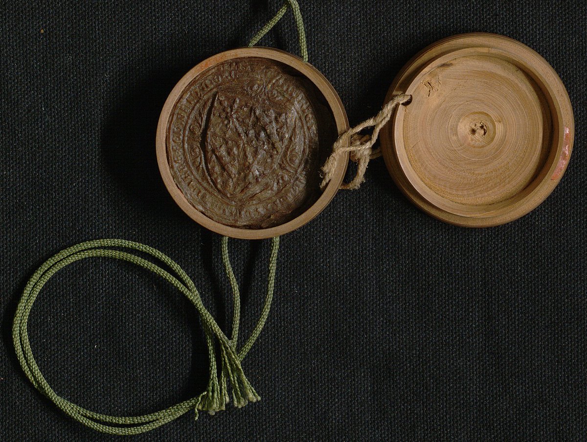 #LeSceauDuMardi
🏅Sceau de Charles II dit le Mauvais, Roi de Navarre et seigneur de Montpellier.
Sceau de cire dans son étui en buis.
Louvet3047