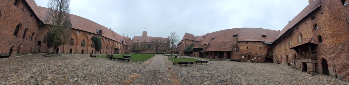 DailyPicTheme2's tweet image. Friday, 27th December

Today&apos;s #DailyPictureTheme is &apos;Pano&apos; with our friends @PanoPhotos 

RT or reply with your own photo

Tomorrow&apos;s theme will be &apos;Annual&apos;

A panoramic view of the world&apos;s largest brick castle, in Malbork, Poland