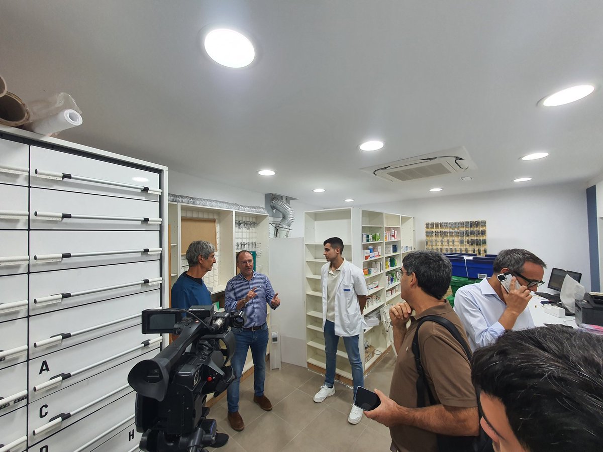 FarmaceuticosSC's tweet photo. Hoy estamos viviendo la reapertura de la farmacia de Puerto Naos. Tras tres años cerrada atenderá, además, a los núcleos costeros de El Remo y La Bombilla.  #farmaciaasistencial #volcán https://t.co/UZTXt0KsaX