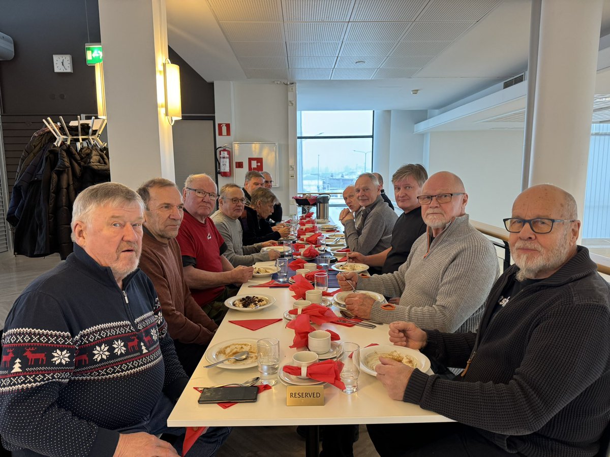 syvays's tweet photo. Kuopiossa on meillä @Fintraffic_ANS  hieno joulupuuroperinne.
Kuvassa vuosikymmenten kokemuksen omaavia ilmailualan eläköityneitä ammattilaisia, joille me nuoremmat olemme oman ammattitaitomme velkaa. https://t.co/SfDUCaZK20