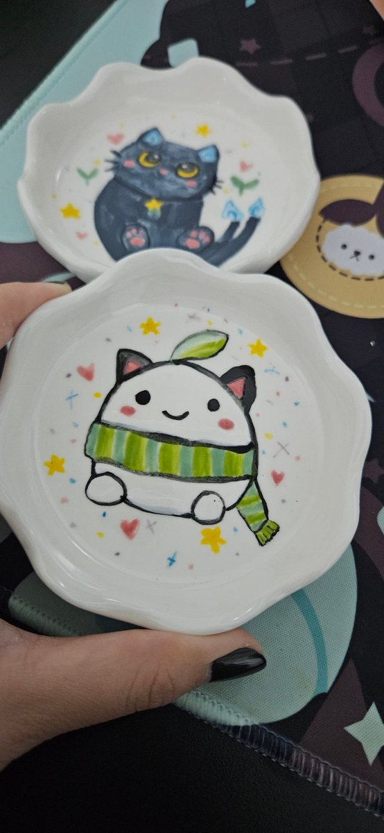 jainalicious's tweet photo. the pottery is finally out of the kiln, and the colours are a little more even than the first time! it's not the best painting yet but I really like how the sprout with catto ears turned out π
#SykkunoFanart #Lilbeans https://t.co/3H1qrqVAXH