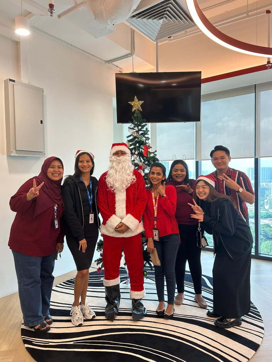 yapkilpatrick's tweet photo. #CignaKL Santa in town @Cigna #OfficeParade #Christmas https://t.co/q9lytgyCvt