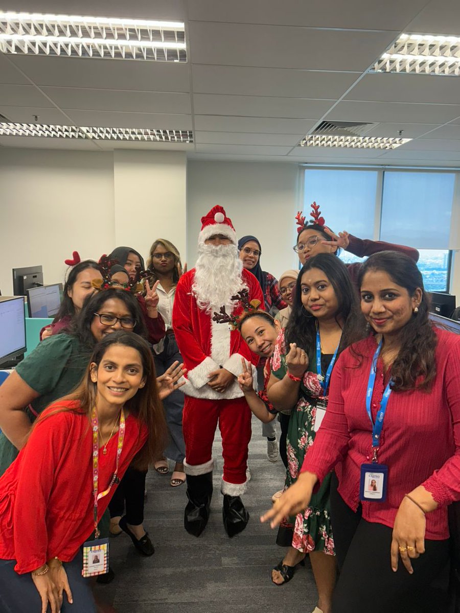 yapkilpatrick's tweet photo. #CignaKL Santa in town @Cigna #OfficeParade #Christmas https://t.co/q9lytgyCvt
