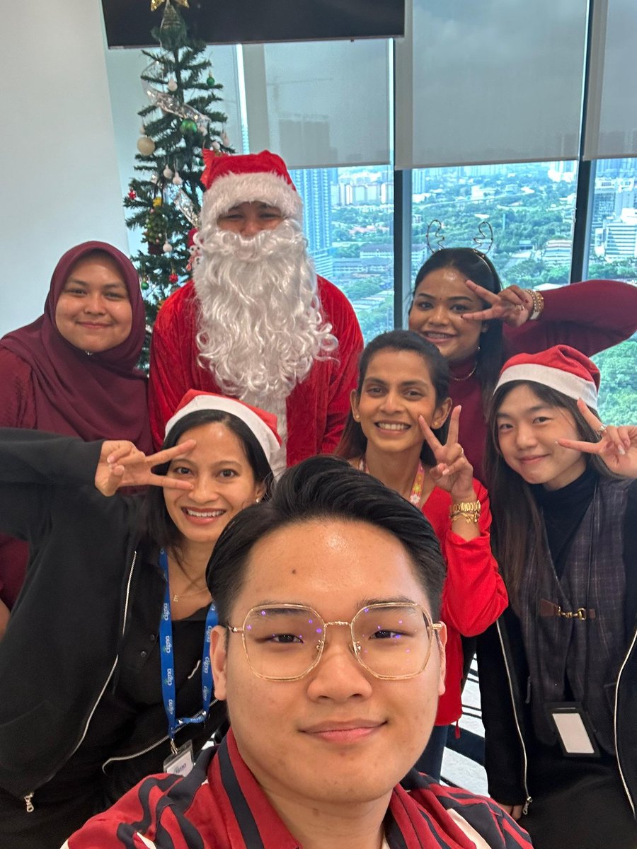 yapkilpatrick's tweet photo. #CignaKL Santa in town @Cigna #OfficeParade #Christmas https://t.co/q9lytgyCvt