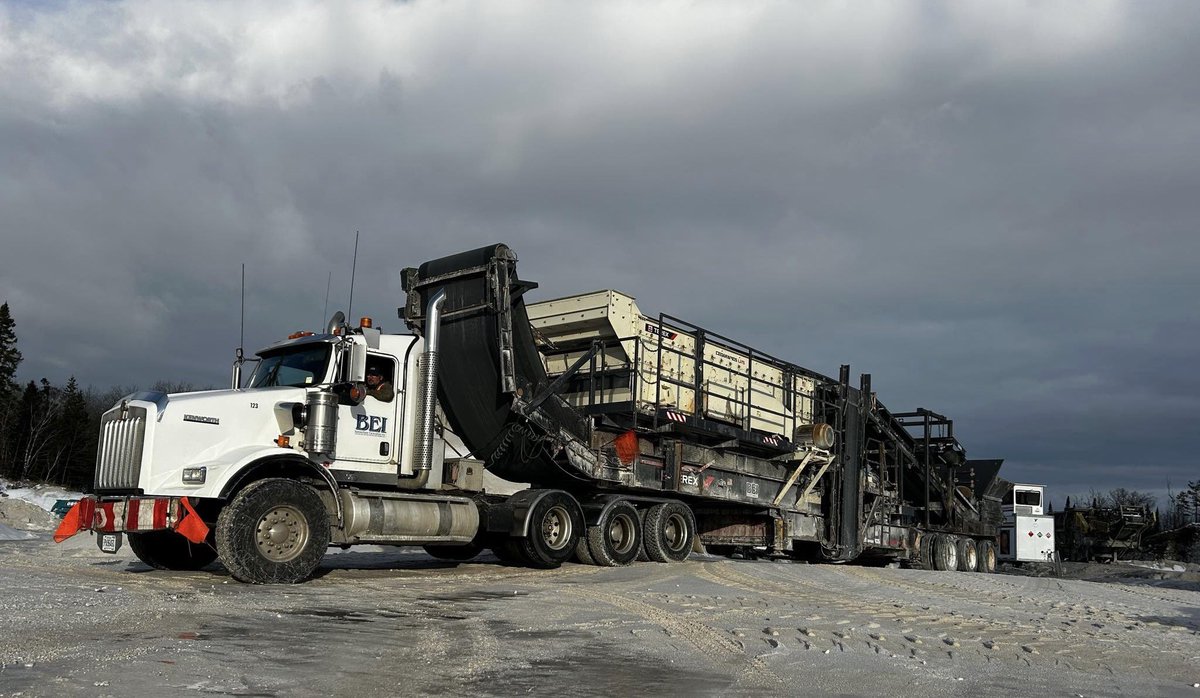 bonnechereexc's tweet image. Our dark horse, the cone crusher is on its way to Petawawa for winter maintenance. Hey, everyone needs a little maintenance sometimes. #spitshine #alittlepickmeup #aggregateproduction #renfrewcounty #ottawavalley #constructionlife #tradesrock #thebigblue