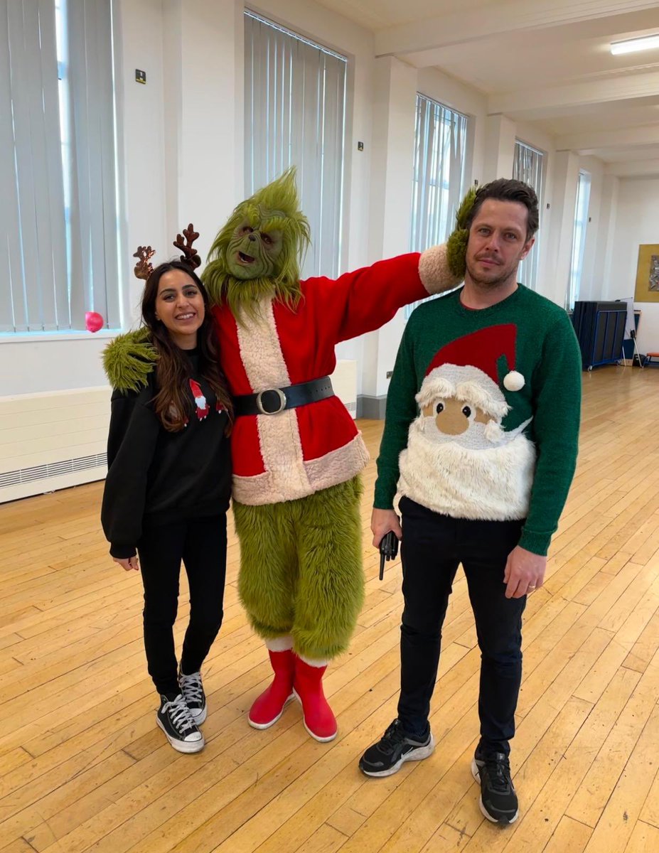 Mr_Bailey_SH's tweet photo. Wishing everyone @SHAcademyTipton @Rivers_MAT a Merry Christmas and Happy New Year 🎄🎉🎊 https://t.co/qsMj8V3GiA