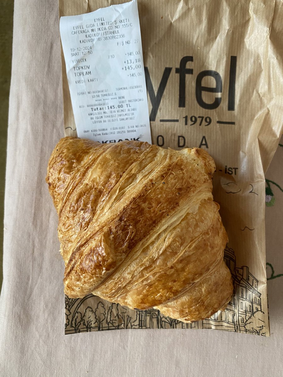 Paris’te pasta fırınından alınan kruvasan 1€50, kahvede oturup yenen kruvasan 2€. İstanbul’da vasat bir pasta fırınından alınan nasıl oluyor da 145 liraya ulaşıyor❓Türkiye’de buğday mı daha pahalı, un mu, ne❓Hiç birisi değil. Sadece ahlak ucuz ve ahali kolay❗️