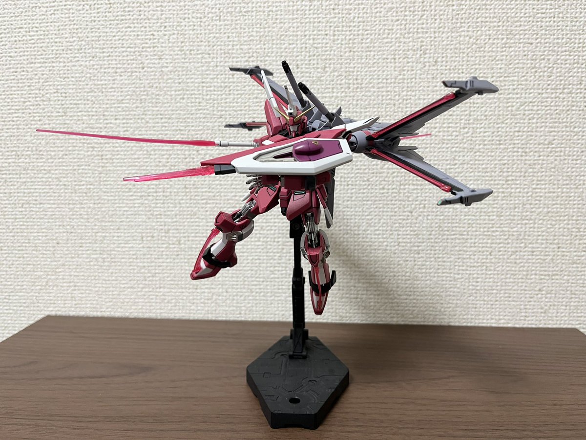 gonsaro99's tweet photo. インフィニットジャスティス弐式 完成しました！
シヴァと並べると関節の金と銀など、対比に見えていいですねー

#ガンプラ
#SEEDFREEDOM https://t.co/gDkaa8FcN6