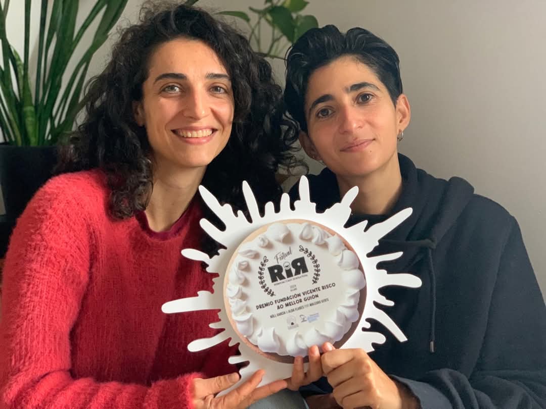 Fundación Vicente Risco 🛰 (@fvicenterisco) on Twitter photo Null García e Alba Flores felicitan o Nadal co seu 𝗣𝗿𝗲𝗺𝗶𝗼 𝗙𝘂𝗻𝗱𝗮𝗰𝗶𝗼́𝗻 𝗩𝗶𝗰𝗲𝗻𝘁𝗲 𝗥𝗶𝘀𝗰𝗼 ao Mellor Guión por 𝙈𝙖𝙡𝙚𝙜𝙧𝙤 𝙫𝙚𝙧𝙩𝙚, moitos parabéns e a seguir creando pezas coas que podamos rir! <a href="/festival_RIR/">Festival RiЯ</a> Null García e Alba Flores felicitan o Nadal co seu 𝗣𝗿𝗲𝗺𝗶𝗼 𝗙𝘂𝗻𝗱𝗮𝗰𝗶𝗼́𝗻 𝗩𝗶𝗰𝗲𝗻𝘁𝗲 𝗥𝗶𝘀𝗰𝗼 ao Mellor Guión por 𝙈𝙖𝙡𝙚𝙜𝙧𝙤 𝙫𝙚𝙧𝙩𝙚, moitos parabéns e a seguir creando pezas coas que podamos rir! <a href="/festival_RIR/">Festival RiЯ</a>
