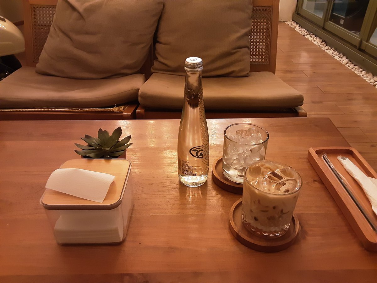 DwiMartiningsih's tweet image. Sendiri itu nyaman saat sibuk kerjaan, tp berasa ada yg kurang klo lg makan seorangan begini.. diiringi musik romantis dan gerimis tipis-tipiiss, hadeeeh #curcol  😅😅