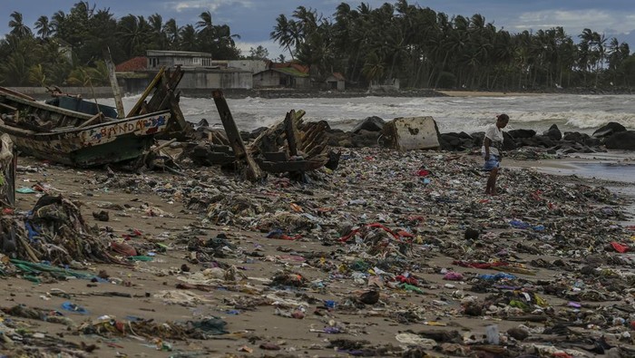detikfinance's tweet photo. #Foto Gelombang tinggi menerjang perairan Banten sejak beberapa hari terakhir. Hal ini menyebabkan nelayan tidak dapat melaut.
>> https://t.co/CDcRyliiSQ
Foto: ANTARA FOTO/Angga Budhiyanto
#detikfinance #Nelayan #GelombangTinggi #Melaut https://t.co/xTPki4VFCu