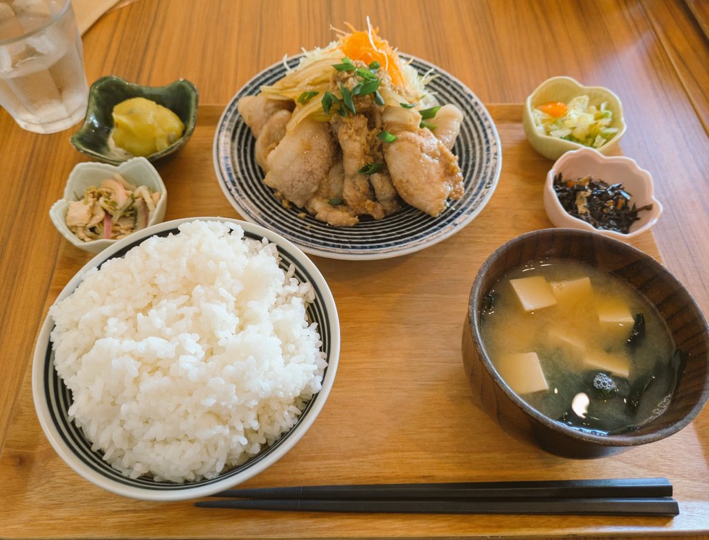 kimppage9's tweet photo. 気になってたごはん屋さん
#BOBKITCHEN さんで
念願の生姜焼き!
大飯ぐらいには嬉しい
一杯おかわり無料😆
腹ぱーん!美味かったー!
次は何食べよう😋 https://t.co/F3ml0Yl7ak