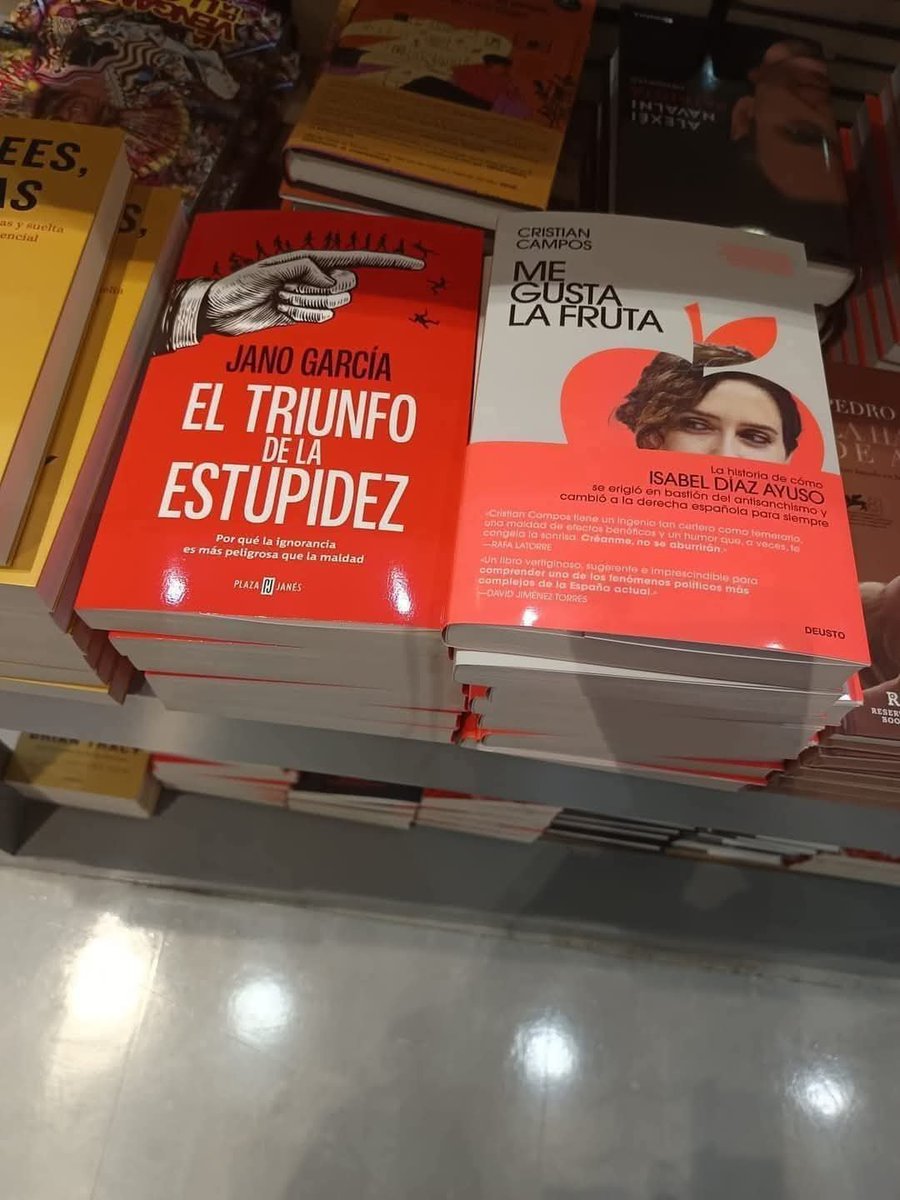 Que fino el librero colocando los libros.