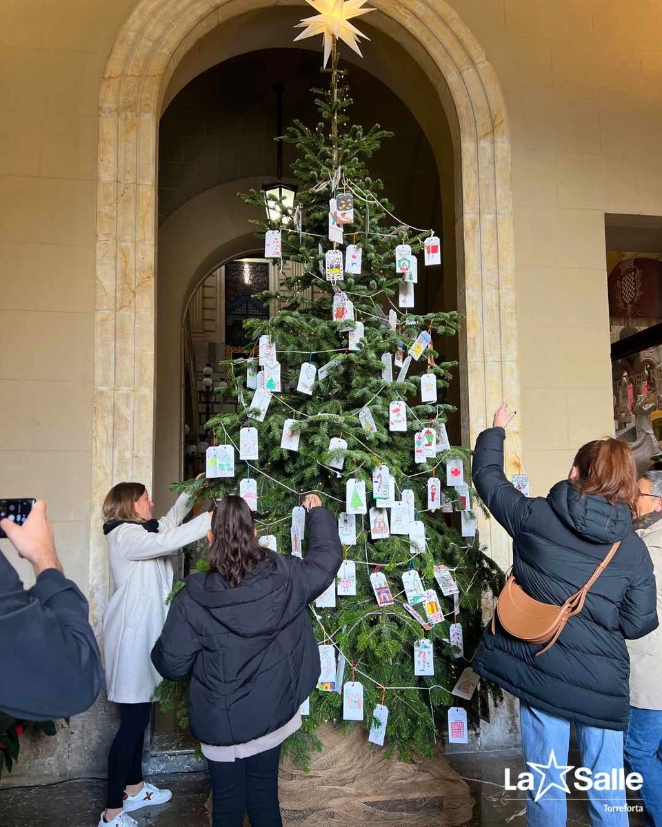 L'Angie, amb la seva família i la Belen, la seva tutora, van anar dissabte passat com a representants de #LaSalleTorreforta a penjar els missatges de #Nadal dels alumnes de 4t a l'arbre dels desitjos de l'Ajuntament de Tarragona. 🎄✨

#Nadal #Desitjos #LaSalle  #Tarragona