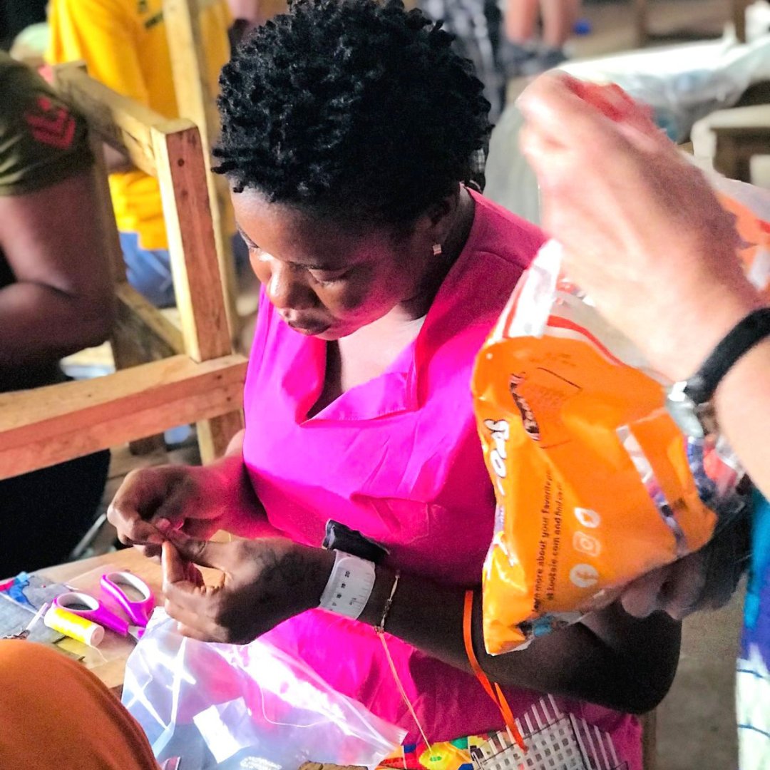 Rotary's tweet image. Celebrating incredible Rotary projects from around the globe in 2024!🌍

Rotary members have been busy:
🚰 Renovating sanitation facilities for 7,200+ students in South Africa
 🦒 Raising $550,000 through the Zoo of Love stuffed animals to fight polio in Colombia
 👓 Providing…