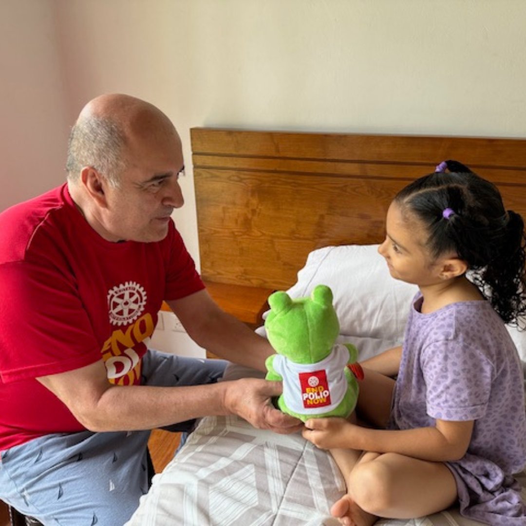 Rotary's tweet image. Celebrating incredible Rotary projects from around the globe in 2024!🌍

Rotary members have been busy:
🚰 Renovating sanitation facilities for 7,200+ students in South Africa
 🦒 Raising $550,000 through the Zoo of Love stuffed animals to fight polio in Colombia
 👓 Providing…