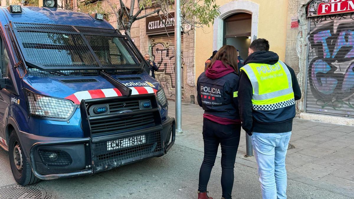 Arrels Advocades (@arrelsadvocats) on Twitter photo 🗞️ULTIMA HORA!! Surten en llibertat totes les detingudes en l’operació contra les treballadores sexuals efectuada dimarts al barri del Raval.
Agraïm el suport de totes les entitats que han col.laborat per la seva llibertat
<a href="/PutasIndignadas/">PutasIndignadas</a> 🗞️ULTIMA HORA!! Surten en llibertat totes les detingudes en l’operació contra les treballadores sexuals efectuada dimarts al barri del Raval.
Agraïm el suport de totes les entitats que han col.laborat per la seva llibertat
<a href="/PutasIndignadas/">PutasIndignadas</a>