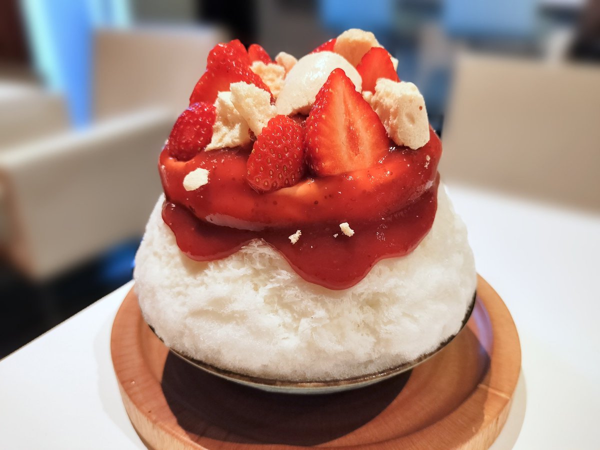 Xiaoyue_5555's tweet image. 腹ポンになるのが目に見えているので若干避けてたけれど真っ赤な誘惑🍓に負けてしまった

【CHAPストロベリー】塩ミルク変更

結構しょっぱい塩ミルクはいつも後半しんどくなるけど今回はならず、メレンゲクリームの甘さとマッチ、カモミールパンナコッタ美味しかった〜🥰

#かき氷 #CHAP #恵比寿