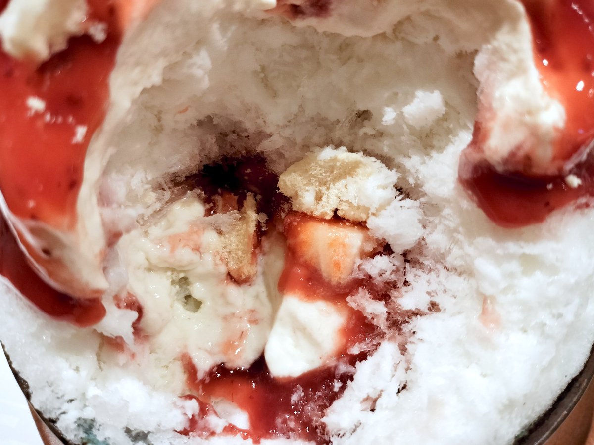 Xiaoyue_5555's tweet image. 腹ポンになるのが目に見えているので若干避けてたけれど真っ赤な誘惑🍓に負けてしまった

【CHAPストロベリー】塩ミルク変更

結構しょっぱい塩ミルクはいつも後半しんどくなるけど今回はならず、メレンゲクリームの甘さとマッチ、カモミールパンナコッタ美味しかった〜🥰

#かき氷 #CHAP #恵比寿