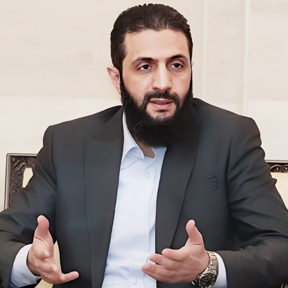 كان جاسوس للموساد بيبيع فلافل 
شوي شوي لما جت الفرصة قالولو إنطلق 
بس جاسوس اليهود اشرف بمليون مرة من جاسوس للشيعة وايران 

#الجولاني 
#سوريا_الان 
#دمشق