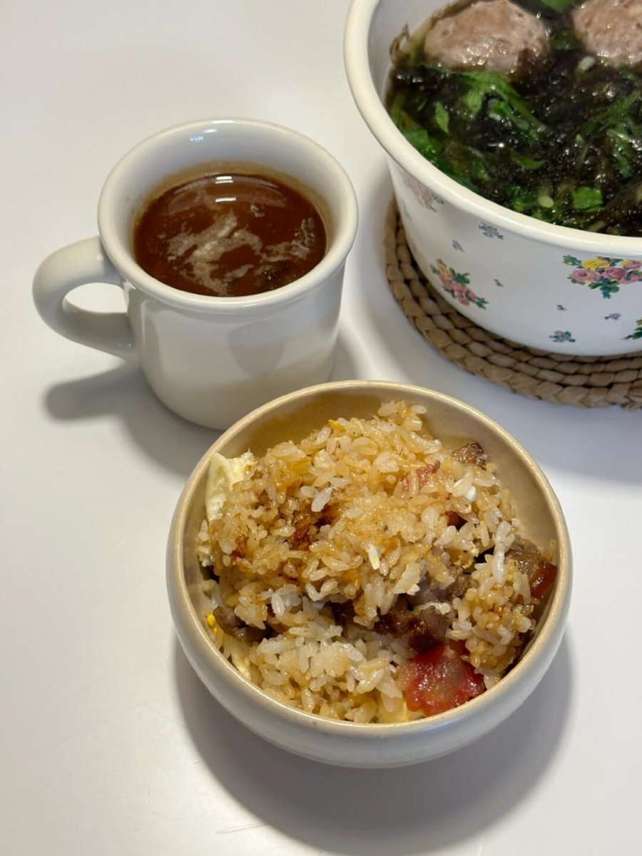 The taste of home quietly blooms in this pot of fragrant cured meat rice.