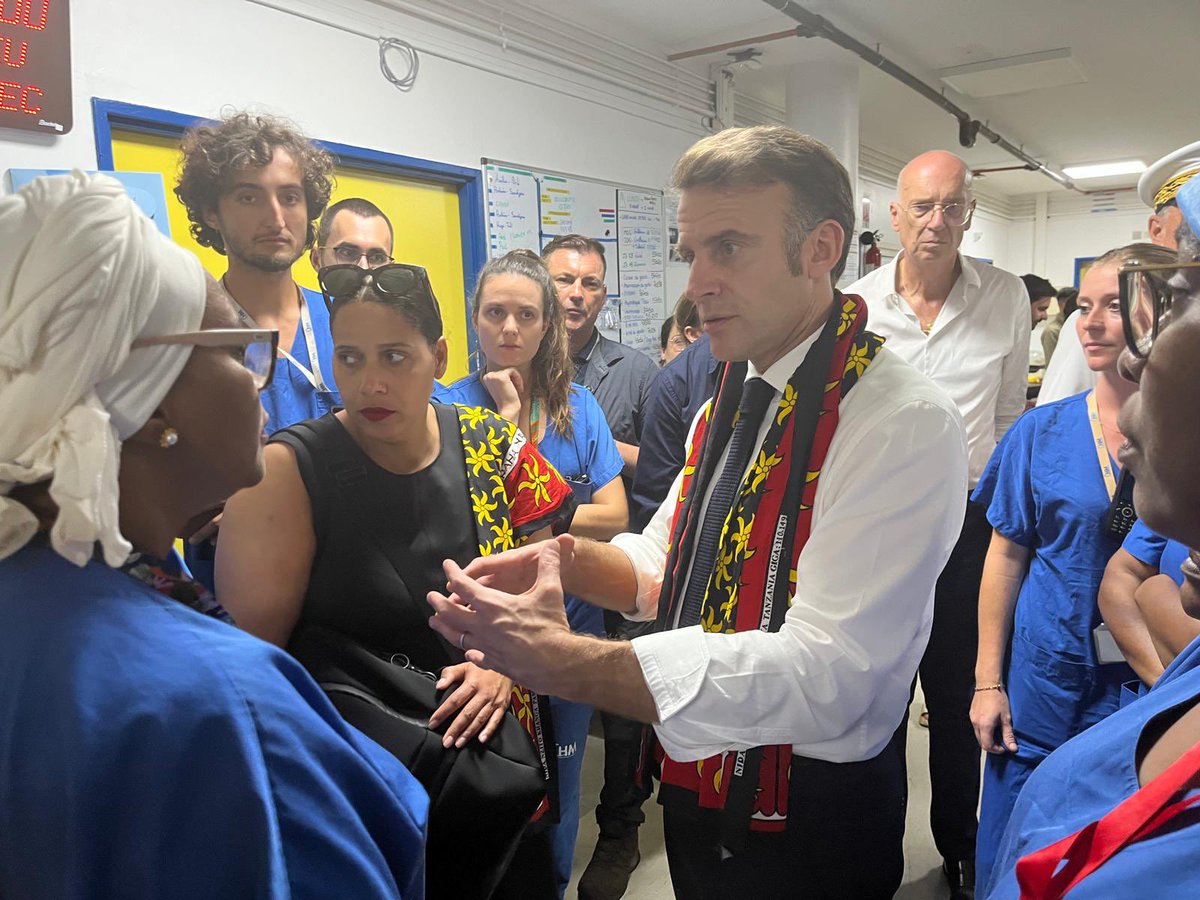 🔴Le président de la République, #EmmanuelMacron, visite actuellement le service réanimation de l’hôpital de Mamoudzou, ce jeudi midi. Il a prévu de rester ce soir.