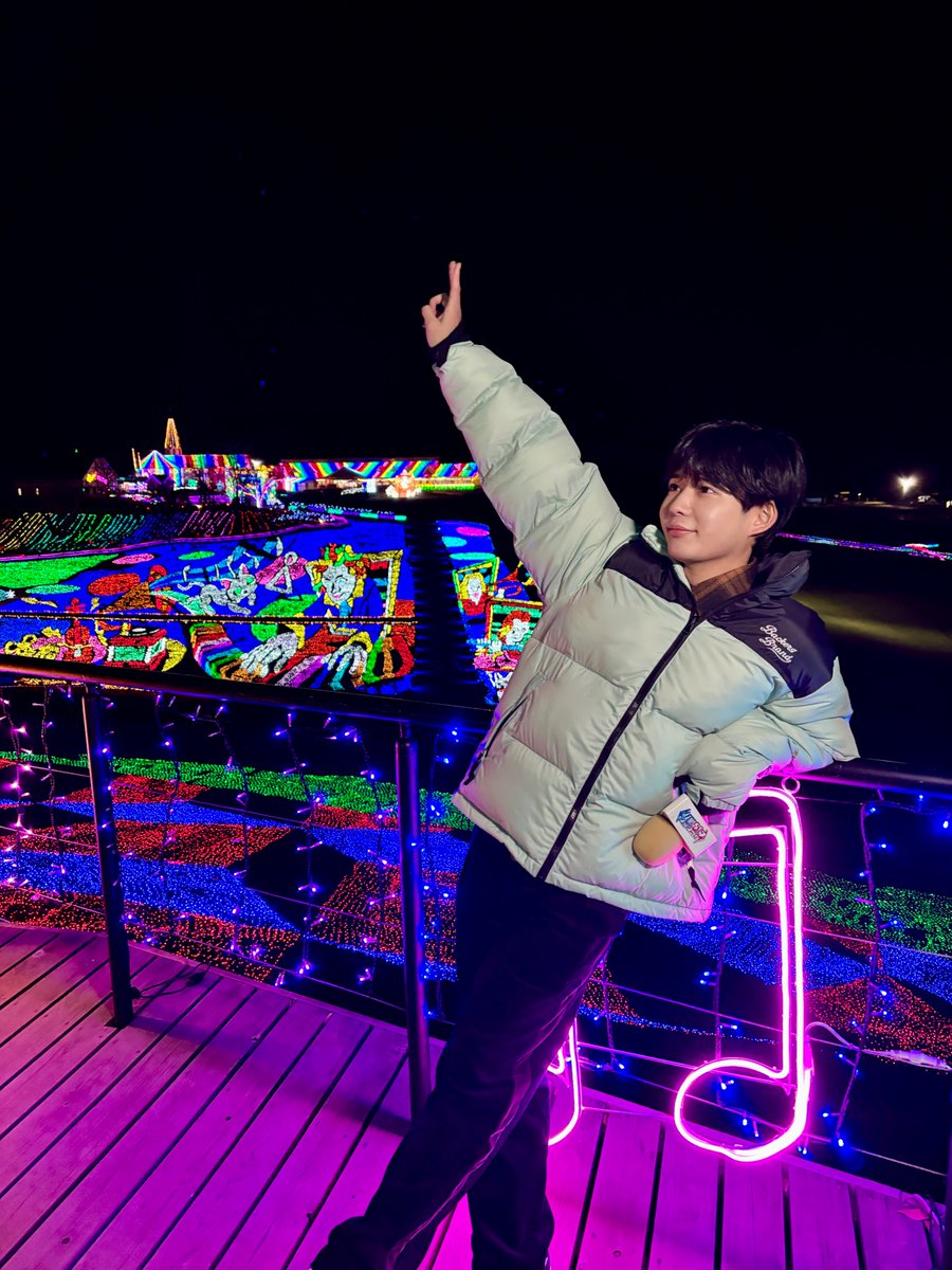 cx_mezamashi's tweet photo. あす20日（金）の「#なにわ男子のどっち派！？」
クリスマスにお出かけするなら･･･
🟥ドローンショーや街全体が光に包まれる「イルミネーション派」⁉️
🟦限定グルメやグッズが楽しめる「マーケット派」⁉️
#長尾謙杜 くんが調査🙌
みなさんはどっち派かな🧐❓
#めざましテレビ https://t.co/fzoIRlwP5j