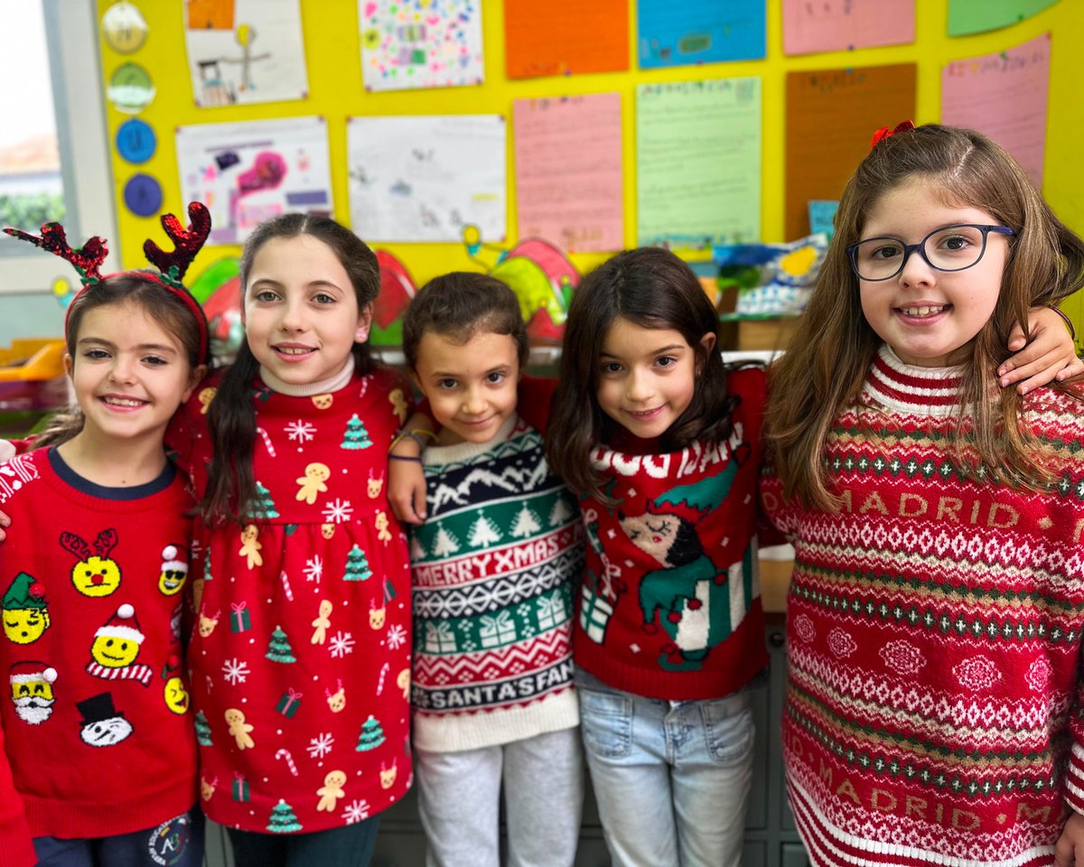The best way to spread Christmas cheer is singing loud for all to hear 🎶🎅! Hoy celebramos el Día del Jersey Navideño con estilo y mucha alegría. Entre colores y villancicos, llenamos el colegio de espíritu navideño ✨. #JerseyNavideño #EspírituNavideño #ChristmasSweaterDay