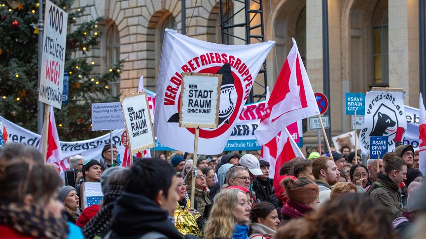 HumboldtUni's tweet photo. #Impressionen der #Kundgebung #SaveBrainCity: Heute demonstrierten #LKRP, @B_R_50, @bbaw_de, @StuWeBerlin, @_verdi Berlin-Brandenburg und die @gew_bund gegen die Einsparungen des Berliner Senats bei #Forschung und #Hochschulbildung vor dem Berliner Abgeordnetenhaus.
📷 S. Klenke https://t.co/a47dMUPPAg