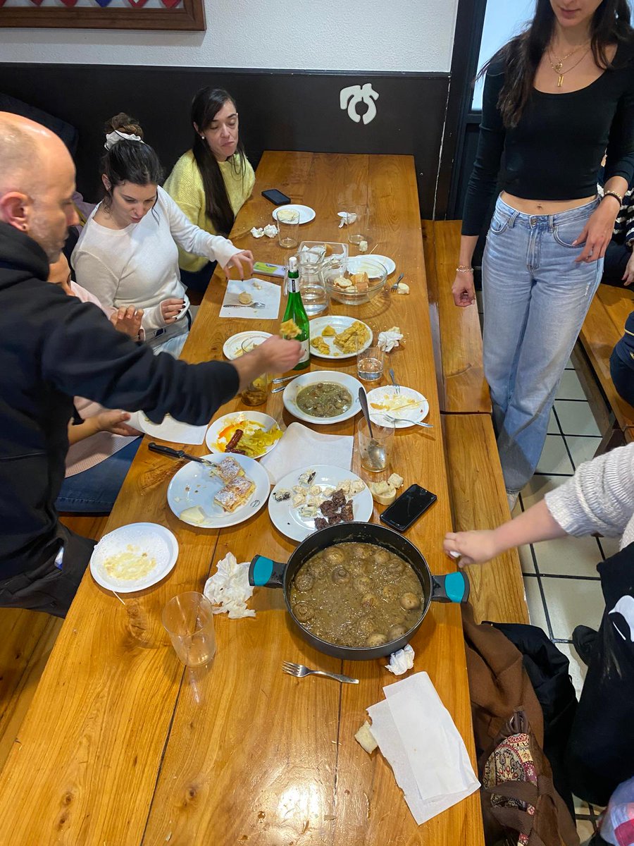 Atzo, Astigarragan, Pintxo-saioa izan genuen. Urteko azken klasea horrela ospatzea plazer hutsa da! 2025ean berriz!
#euskaraerosobizitzeko #aek #astigarraga #hernanialdeaneuskaraz #euskaltegia