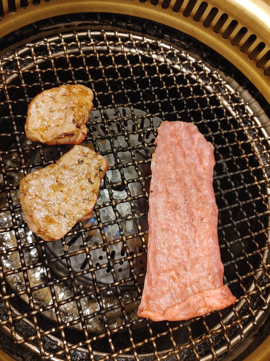 GALLETS2019's tweet photo. ガレッツから連絡です

Vo　sonoが体調不良のため脱退する事になりました。
とりあえず難しいですがボーカル探しながら3人でやっていきます🌼
ヨロシクお願いします😫
とりあえず3人でガレッツ忘年会ハルカス行ってきた✨✨頑張ろう…😫 https://t.co/0e0nmruUng