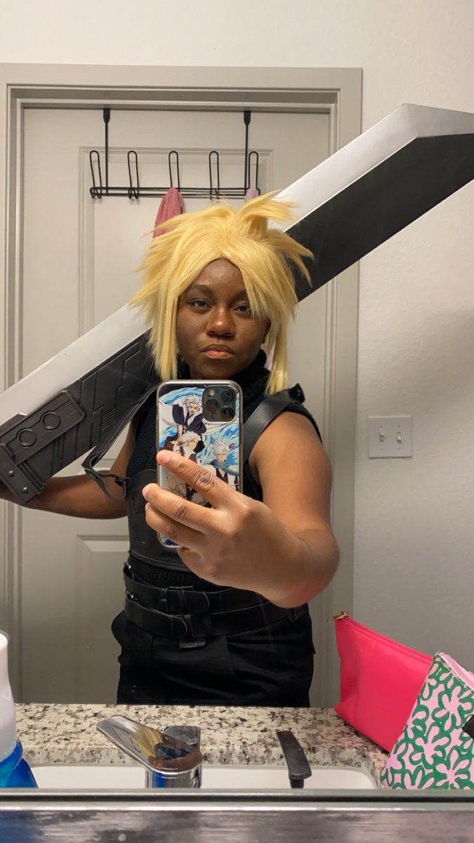 vantoinettep's tweet photo. Cosplay mirror selfie 👀 #cloudstrife #FFVII #cosplay https://t.co/Qbq6qzfRFo