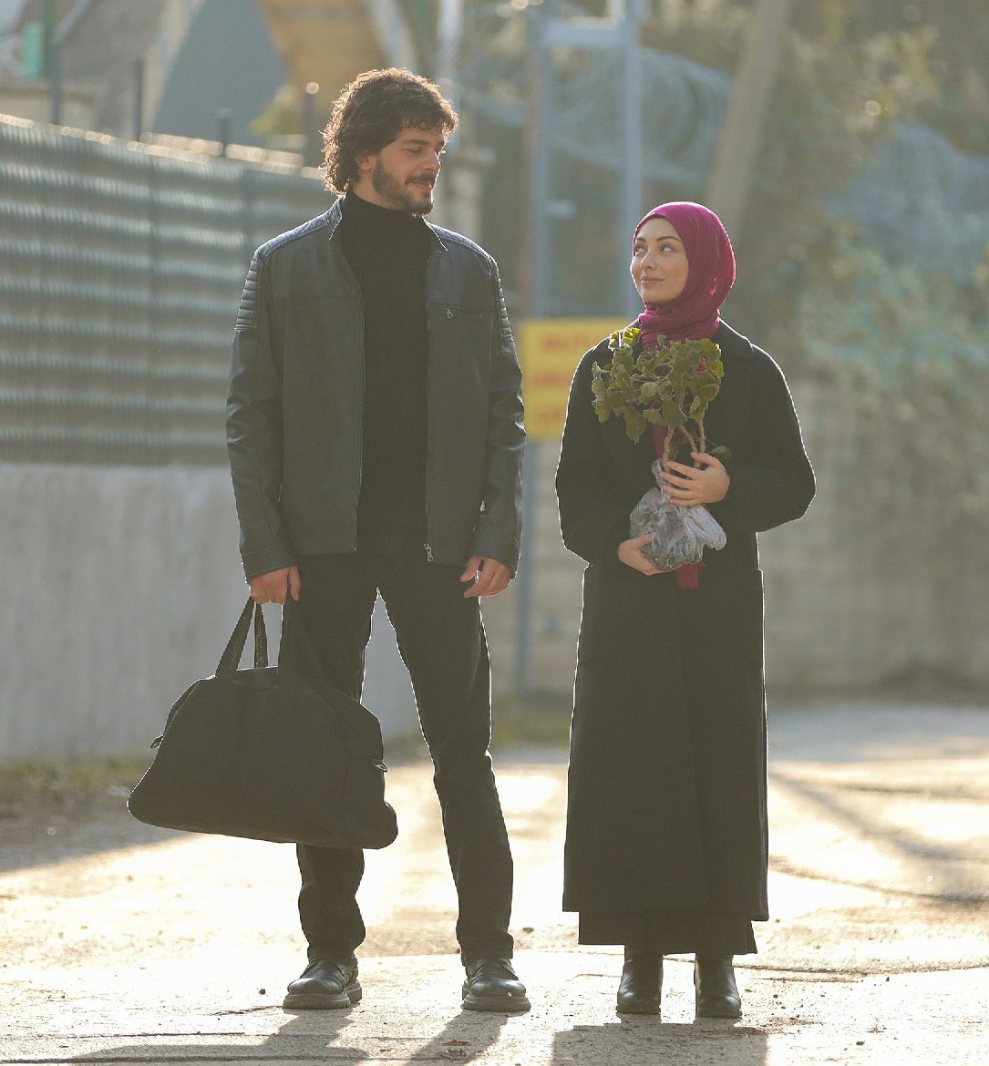 Çiçeği burnunda çiftimiz #AzEl 😍🌺 #Esaret 💞 

<a href="/esaretkanal7/">Esaret</a>