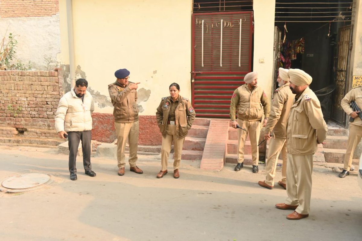 BathindaPolice's tweet photo. ਆਉਣ ਵਾਲੀਆਂ ਨਗਰ ਨਿਗਮ ਚੋਣਾਂ ਦੇ ਮੱਦੇਨਜ਼ਰ, ਐੱਸ.ਐੱਸ.ਪੀ ਬਠਿੰਡਾ ਵੱਲੋਂ ਜ਼ਿਲ੍ਹੇ ਦੇ ਵੱਖ-ਵੱਖ ਪੋਲਿੰਗ ਸਟੇਸ਼ਨਾਂ 'ਤੇ ਸੁਰੱਖਿਆ ਪ੍ਰਬੰਧਾਂ ਦਾ ਜਾਇਜ਼ਾ ਲਿਆ ਗਿਆ, ਤਾਂ ਜੋ ਚੋਣ ਪ੍ਰਕਿਰਿਆ ਨੂੰ ਸ਼ਾਂਤੀਪੂਰਨ ਅਤੇ ਸੁਰੱਖਿਅਤ ਬਣਾਇਆ ਜਾ ਸਕੇ। https://t.co/T6TKYLw0sW
